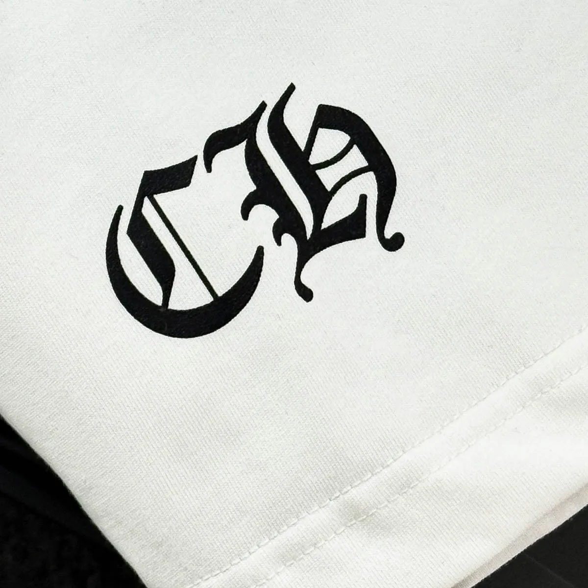 P180 Chrome Hearts Chrome Hearts 25 high version. The fabric is made of 300 grams of high-density cotton. It does not deform or shrink. It has three labels. It is the same style for men and women. Technology: Digital printing. Color: White. Black. SIZE: S-XL.